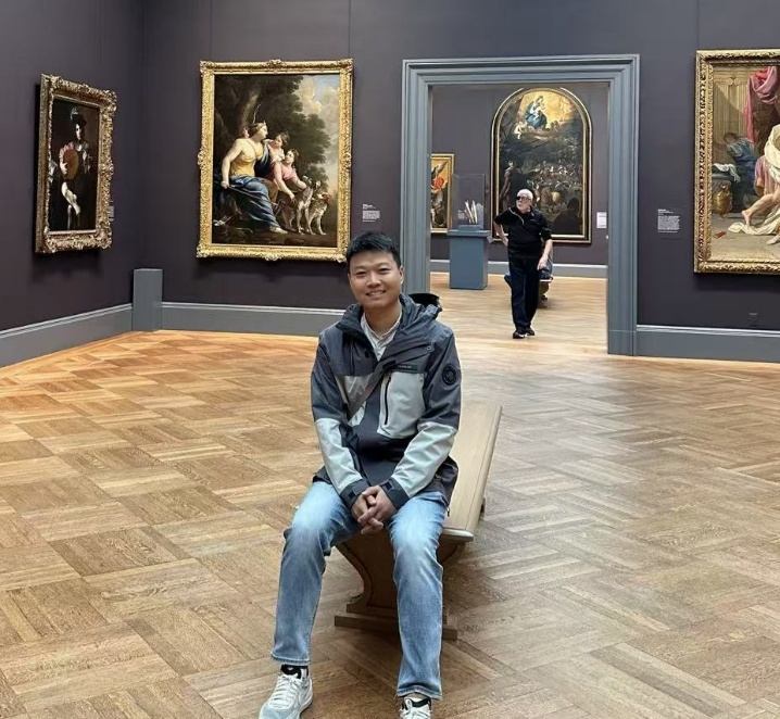 李亮的照片